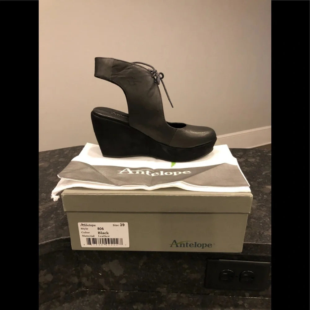 Antelope black leather